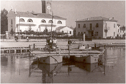 FOTO STORICA DELLA CHIATTA CHE OGGI FUNGE DA PALCOSCENICO GALLEGGIANTE - Archivio