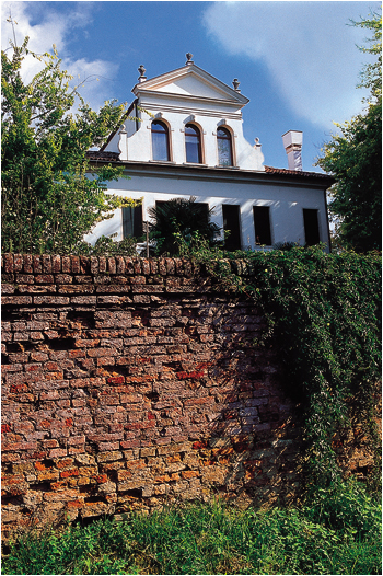 VILLA FANIO CERVELLINI, PROTETTA DAL SUO MURO DI RECINZIONE - foto Gianni Mazzon