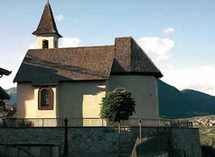 Cles, Chiesa dei Santi