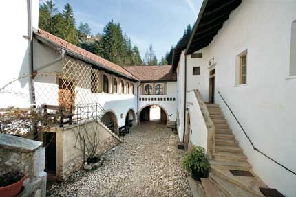 San Romedio:cortile esterno del Santuario