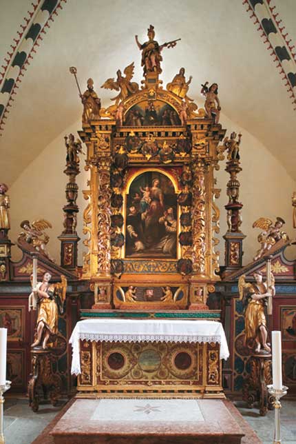 Taio, altare ligneo della Chiesa della Madonna del Rosario