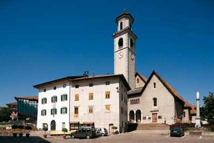 Teunno, Chiesa di Sant'Orsola e Municipio