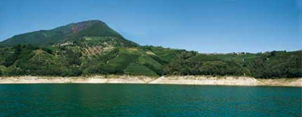 Cgnò e Revò, visti dal lago di Santa Giustina