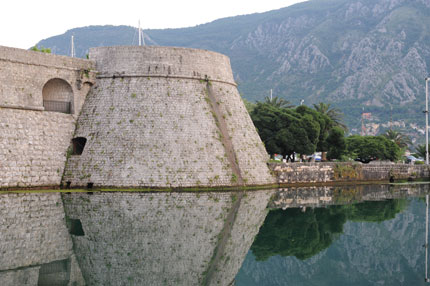 Cattaro, bastione Cittadella e le mura lungo il fiume Škurda.