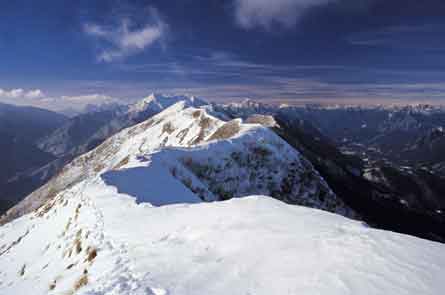 Panorama invernale sulla cresta tra il monte Chila e il monte Guarda