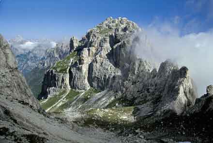 Panorama dolomitico visto dal monte Pramaggiore. In primo piano il monte Castello