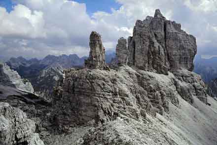 I torrioni dolomitici della Cresta del Leone nell'alta Val Cimoliana