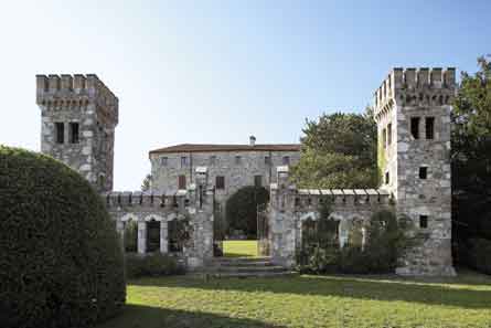 Moruzzo: il castello visto dall'interno del suo parco.