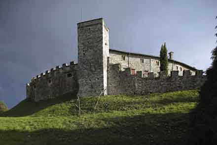 Il castello di Arcano superiore: veduta da nord.