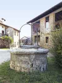 Borgo Miotti: particolare del pozzo
