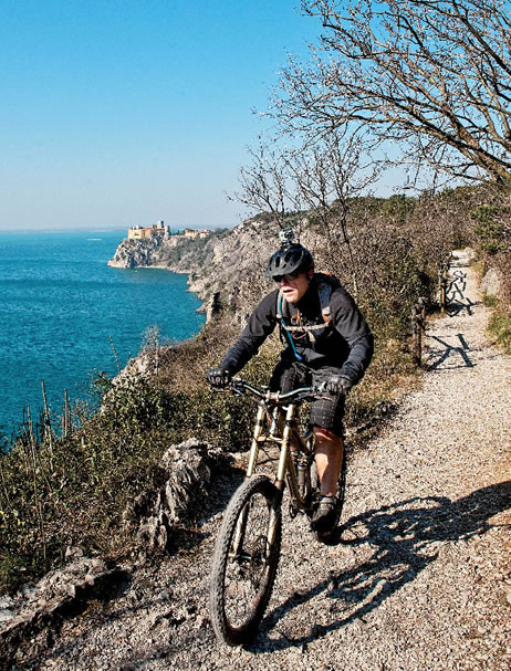 Sentiero Rilke  una delle più belle passeggiate panoramiche lungo la Riserva naturale delle Falesie di Duino. 