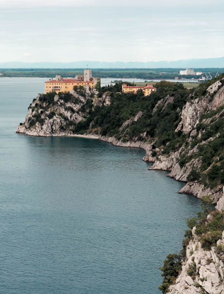 Arroccato sull’ultimo sperone del Carso, il Castello di Duino.