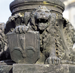 Der wappentragende Lõwe am Fuße einer Säule auf dem Platz piazza della Vittoria