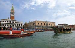 Sfilata del corteo acqueo in costume, nel bacino di San Marco.