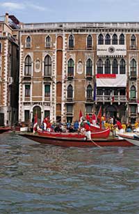 Regatanti in Canal Grande in uno straordinario scorcio prospettico.