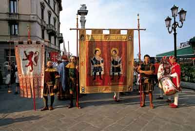 Nell'attesa della gara il corteo storico sfila nel corso principale.