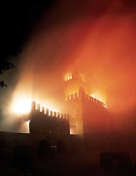 Lo spettacolare incendio della Rocca.