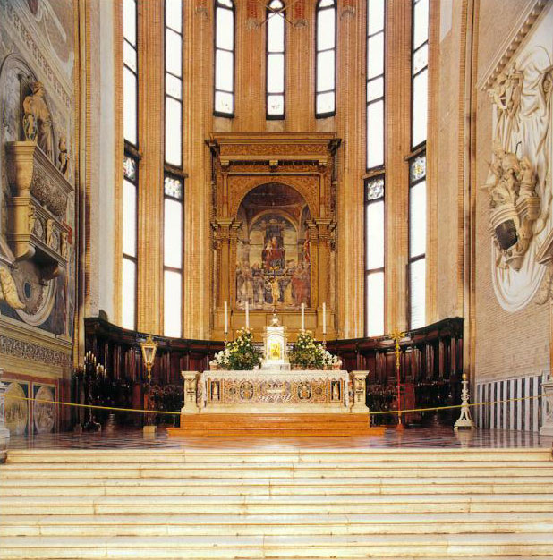 IL LUMINOSISSIMO PRESBITERIO DI SAN NICOLO'; sul fondo Sacra conversazione di G. Savoldo (1521); a sinistra, monumento funebre Onigo (1500 ca.); a destra, monumento a Benedetto XI, di G. Comin (1693); altare in commesso fiorentino di marmi policromi (1666).