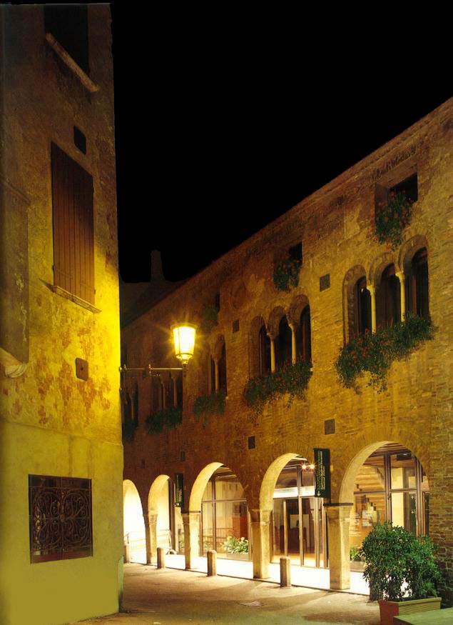 Via Palestro, la trasparente e leggera facciata della Casa dei Carraresi, dell’inizio del XIII secolo